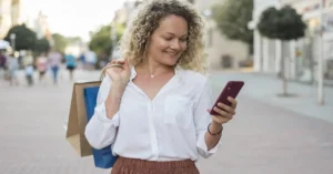 Mulher feliz olhando celular